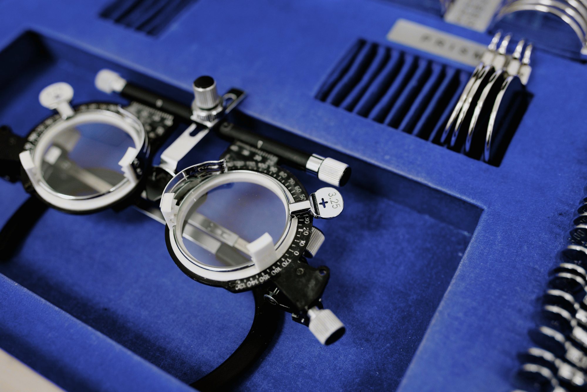 Optometric trial frame resting in a lens set